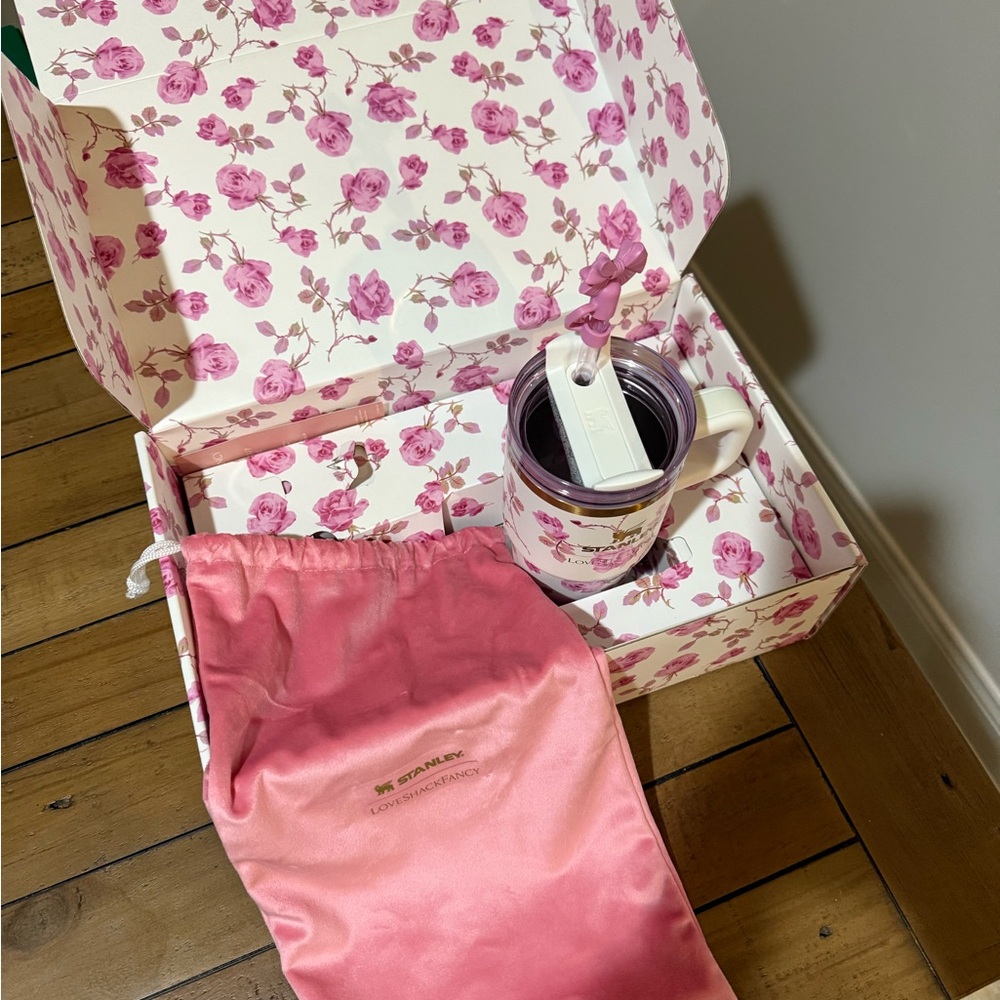 Stanley x LoveShackFancy 20oz Ribbon Rosa - Picture 3 of 9